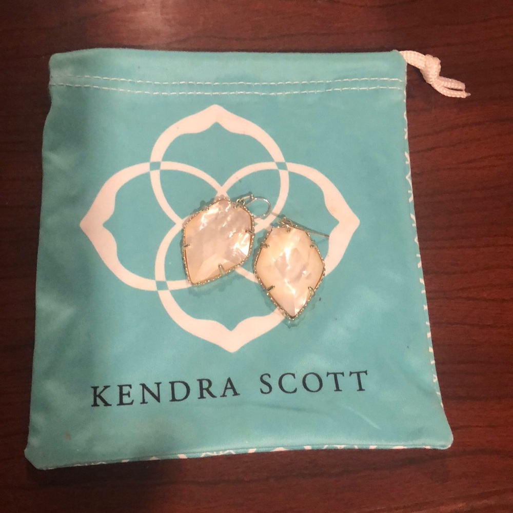 ✨Kendra Scott Corley earrings in white pearl! ✨
